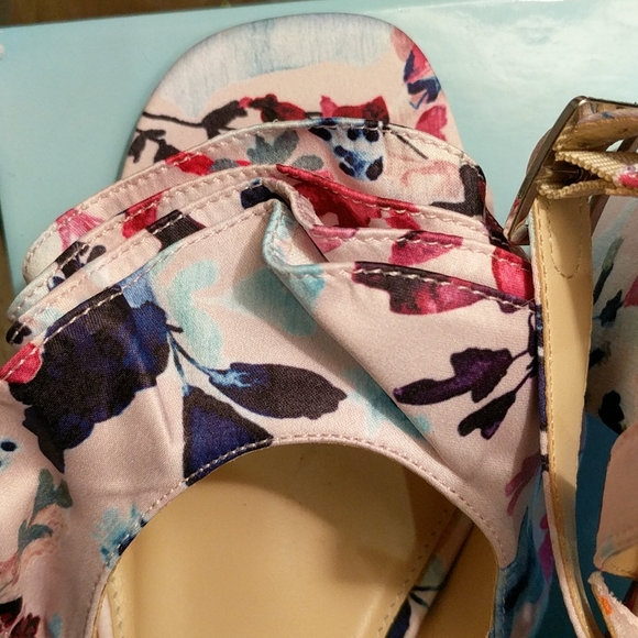 Blue by Betsy Johnson size 10 strappy sandal - Picture 7 of 9